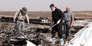 Russische Ermittler überprüfen die Wrackteile des Flugzeugs