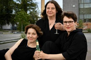 Annett Gröschner, Peggy Mädler, Wenke Seemann mit Bierflasche und Sektgläsern