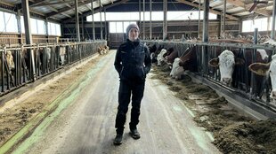 Rebecca Gerstmeier steht im Stall ihre Milchbauernhofs