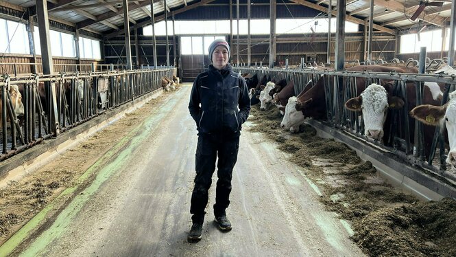 Rebecca Gerstmeier steht im Stall ihre Milchbauernhofs