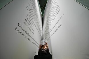 Eine Person ließt ein Buch