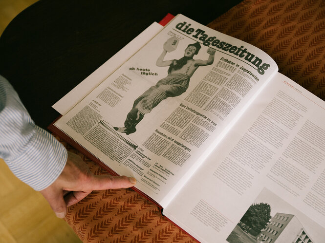 Ein Buch in dem die Titelseite der ersten Ausgabe der taz.die tageszeitung abgebildet ist