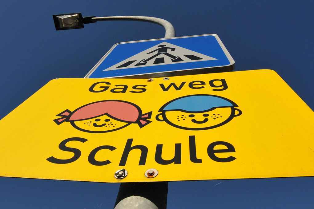 Ein Warnschild, auf dem steht: Gas weg SCHULE