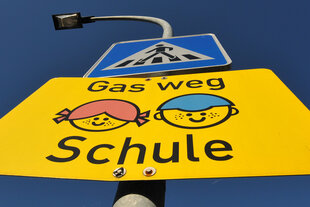 Ein Warnschild, auf dem steht: Gas weg SCHULE