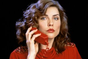 Eine Frau mit einem altmodischen Telefon
