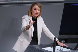 Clara Bünger steht am Rednerpult im Bundestag