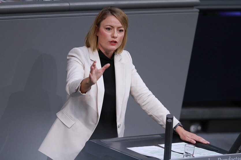Clara Bünger steht am Rednerpult im Bundestag