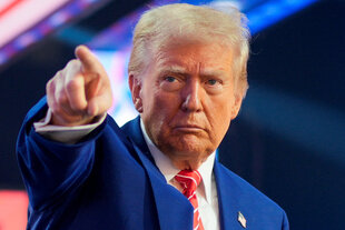 Donald Trump zeigt mit seinem Zeigefinger