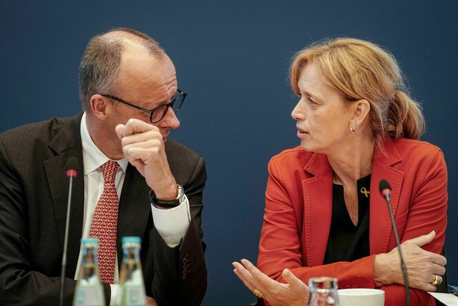 Ein Mann und eine Frau im Gespräch