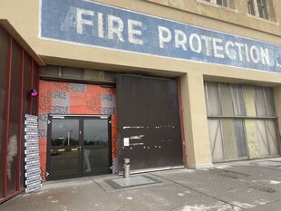 Die alte Feuerwache am Berliner Tempelhofer Feld. Über der Tür steht 