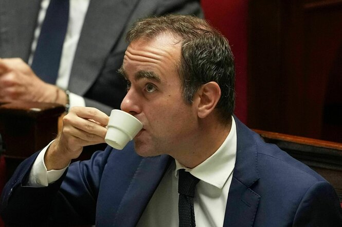 Mann trinkt einen Espresso