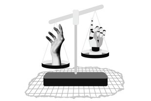 Eine Waage mit einer echten und einer Roboter-Hand