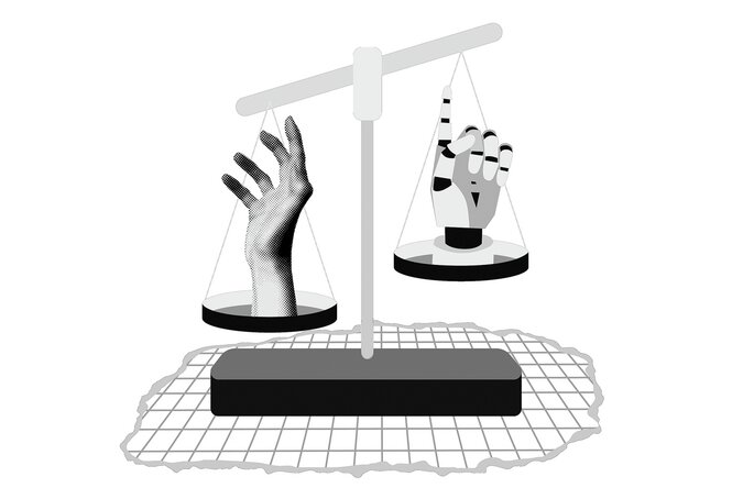 Eine Waage mit einer echten und einer Roboter-Hand