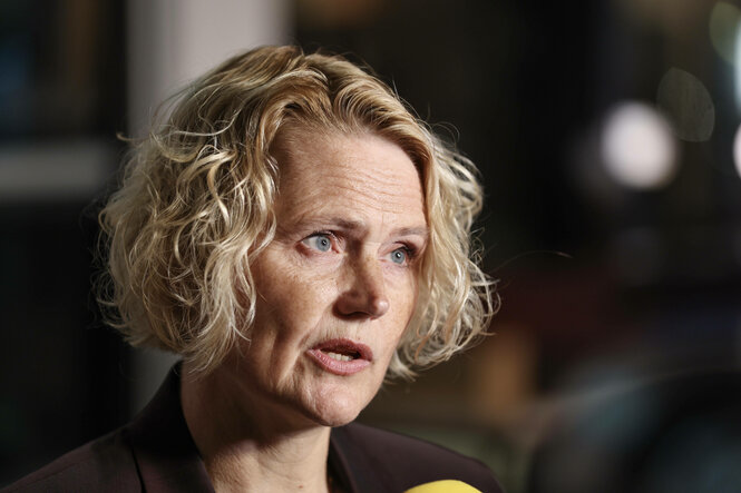 Eine Frau schaut ernst