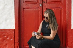Eine Frau schaut auf ihr Handy