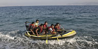 Pakistanische Flüchtlinge in einem Schlauchboot vor Kos