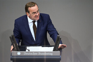 Ein Mann spricht an einem Rednerpult