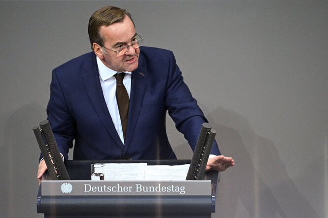 Ein Mann spricht an einem Rednerpult