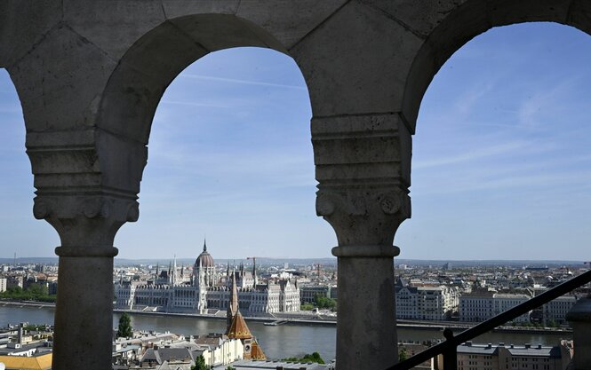 Blick aus dem Parlamentsgebäude in Budapest auf die Donau