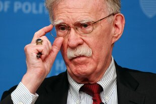 John Bolton, ein älterer Mann mit Brille und Schnauzbart