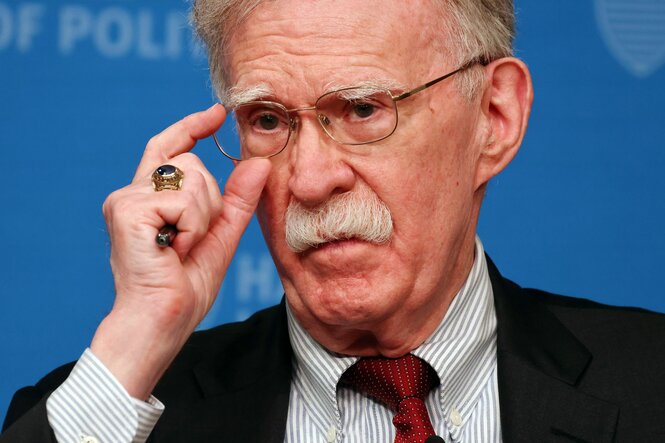 John Bolton, ein älterer Mann mit Brille und Schnauzbart