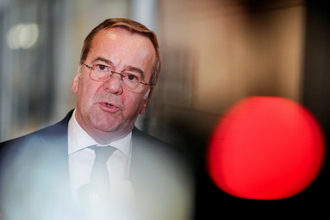 Mann blickt in die Kamera