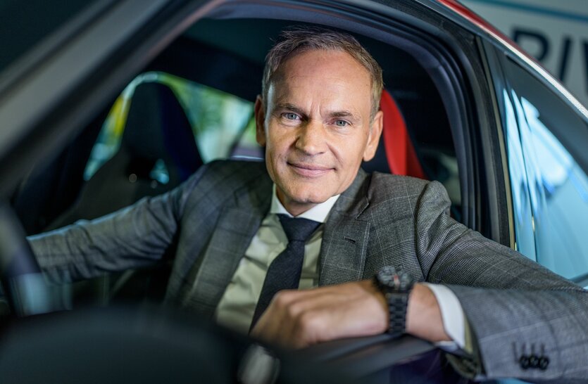 Ein Mann lächelt in die Kamera