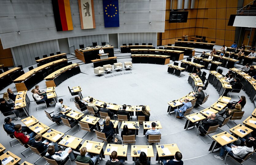 Das Bild zeigt den Plenarsaal des Berliner Abgeordnetenhauses.