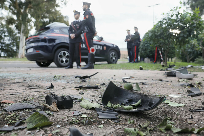 Polizei und Splitterteile im Vordergund