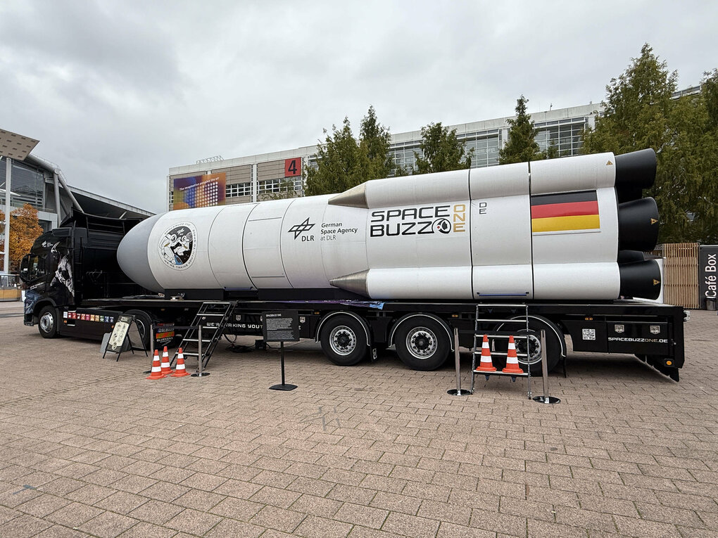 Eine sehr große Rakete auf einem Laster