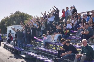 Eine kleine Tribüne mit jubelnden Fans