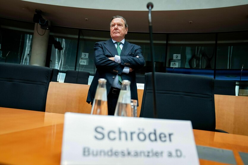 Ein Mann mit verschrenkten Armen