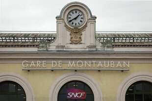 Eine Uhr an einem Bahnhofsgebäude