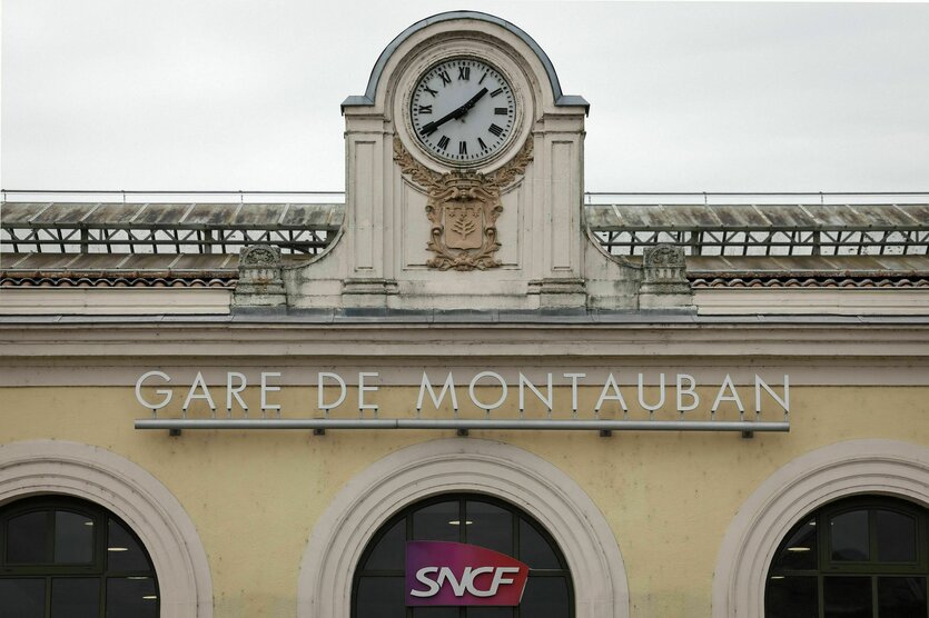 Eine Uhr an einem Bahnhofsgebäude