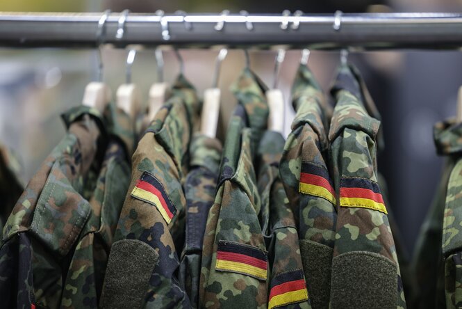 Bundeswehrjacken hängen auf einer Kleiderstange