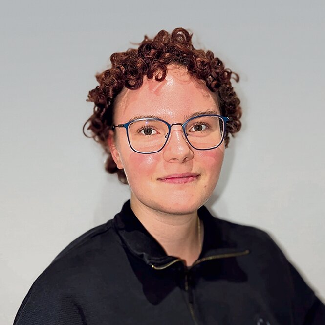 Foto eines Menschen mit kurzen Locken