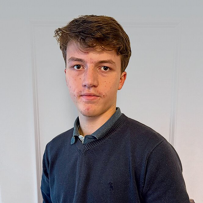 Foto eines Menschen mit Hemd und kurzen Haaren