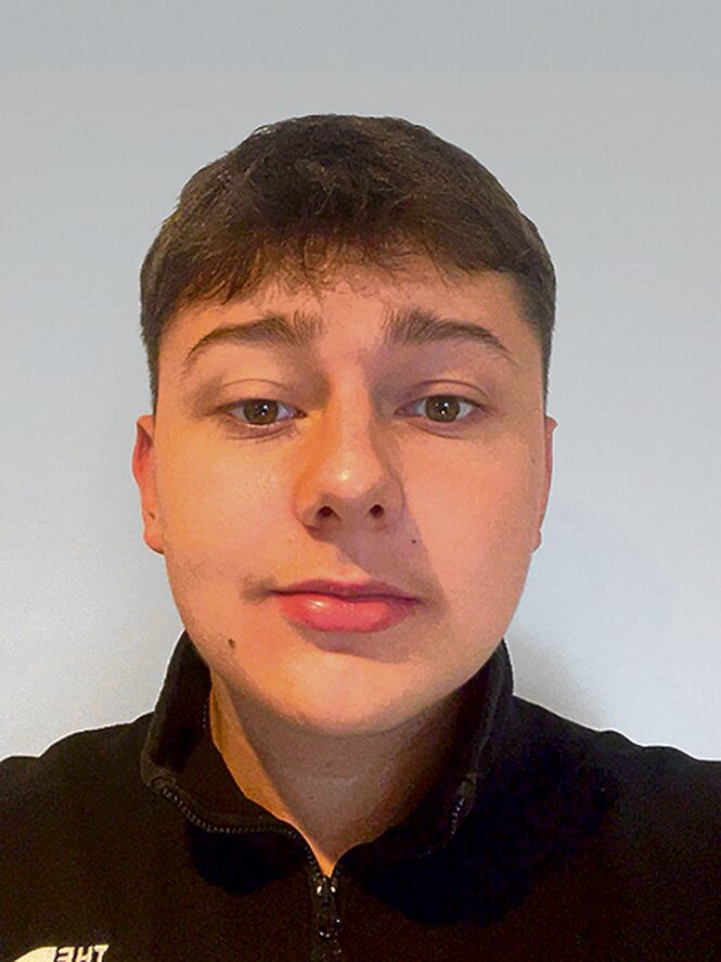 Foto eines Menschen mit kurzen Haaren