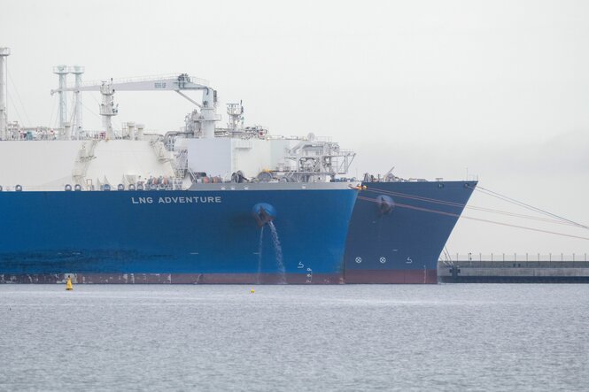 Der LNG-Tanker ?LNG Adventure? übergibt Flüssigerdgas an das Regasifizierung-Schiff "Neptune" im Hafen Mukran.