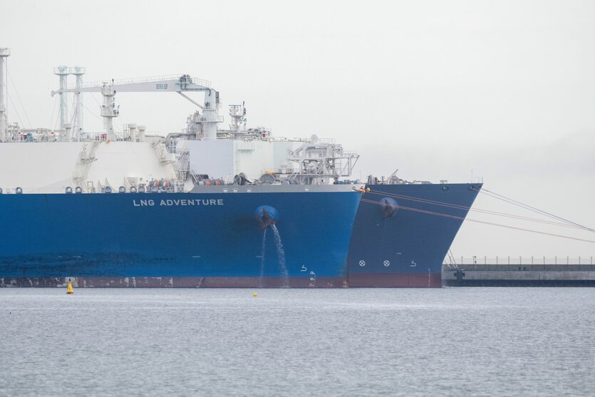 Der LNG-Tanker ?LNG Adventure? übergibt Flüssigerdgas an das Regasifizierung-Schiff "Neptune" im Hafen Mukran.