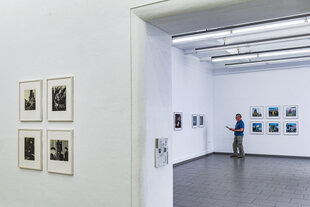 Blick in eine Galerie mit weißen Wänden und Fotografien