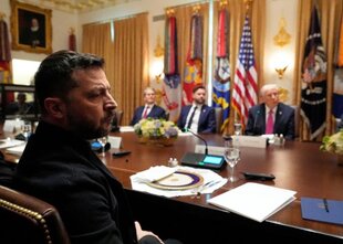 Wolodymyr Selenskyj sitzt beim Treffen mit US-Präsident Donald Trump, Vizepräsident JD Vance und US-Finanzminister Scott Bessent im Kabinettssaal des Weißen Hauses.