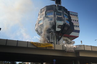 Ak­ti­vis­t:in­nen vor dem Bierpinsel