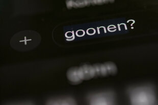 Das Wort „goonen“ ist auf dem Display eines Smartphones zu sehen. Die Floskel aus dem Alltag der Jugendlichen hat es in die Top 3 für das «Jugendwort des Jahres» geschafft.
