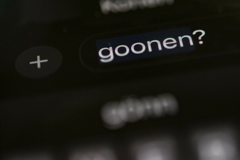 Das Wort „goonen“ ist auf dem Display eines Smartphones zu sehen. Die Floskel aus dem Alltag der Jugendlichen hat es in die Top 3 für das «Jugendwort des Jahres» geschafft.