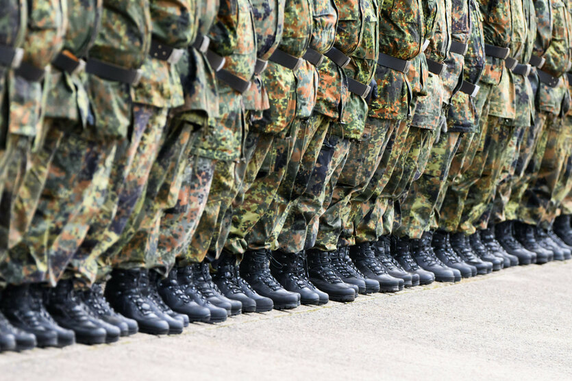 Soldaten stehen stramm in der Reihe