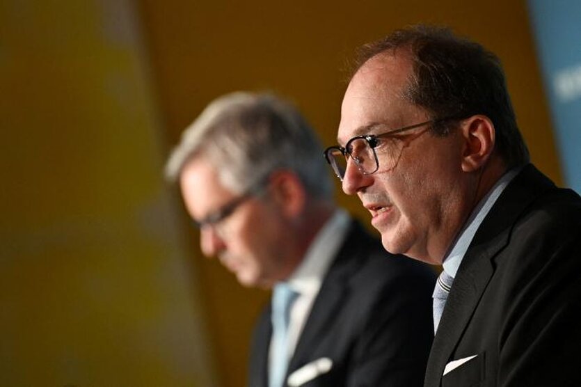 Alexander Dobrindt spricht. Magnus Brunner ist verschwommen im Hintergrund