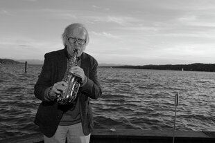 Der Musiker Klaus Doldinger spielt vor der Premiere des Eröffnungsfilms "Glück gehabt" direkt am Starnberger See Saxofon