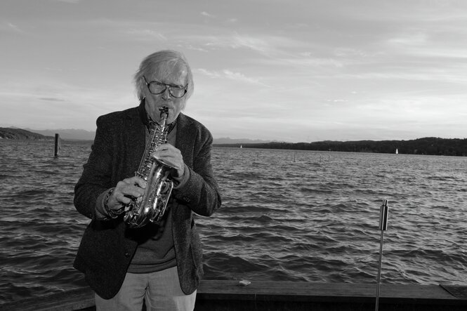 Der Musiker Klaus Doldinger spielt vor der Premiere des Eröffnungsfilms "Glück gehabt" direkt am Starnberger See Saxofon