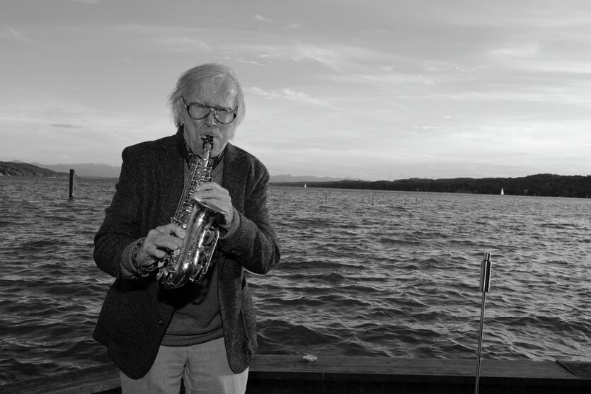 Der Musiker Klaus Doldinger spielt vor der Premiere des Eröffnungsfilms "Glück gehabt" direkt am Starnberger See Saxofon